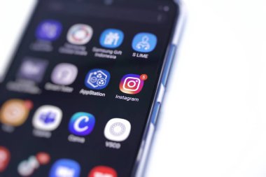 Akıllı telefon ekranındaki instagram uygulama simgesini kapat, boşluğu kopyala.