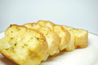 Beyaz arkaplanlı sarımsaklı ekmeği kapat.