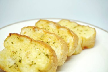 Beyaz arkaplanlı sarımsaklı ekmeği kapat.