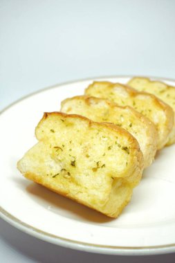 Beyaz arkaplanlı sarımsaklı ekmeği kapat.