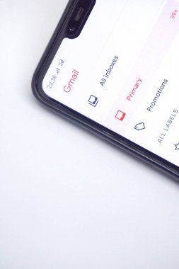 Akıllı telefon ekranındaki gmail uygulama ekranını kapat.