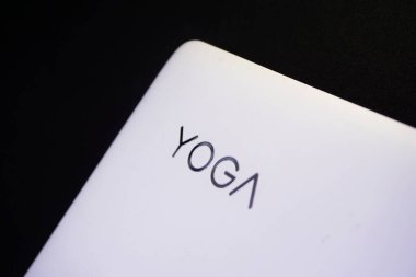 Laptop yüzeyindeki Lenovo yoga logosunu kapat.