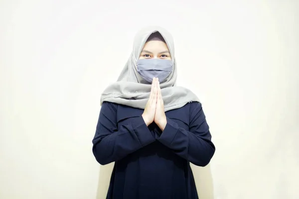 Musulmanes Secuestran Mujeres Usando Máscara Rostro Gesto Saludo Mujeres Musulmanas —  Fotos de Stock