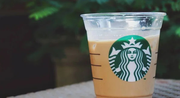 Starbucks Cafe Latte Dengan Tanaman Hijau Sebagai Backgorud Ruang Fotokopi — Stok Foto
