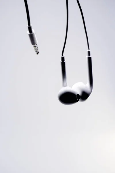 Silhouette White Earphone White Background Copy Space — Stock Photo, Image