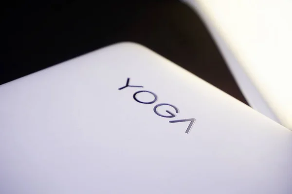 Primer Plano Del Logotipo Lenovo Yoga Superficie Del Portátil —  Fotos de Stock