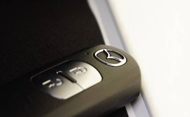 Kablosuz araba anahtarı üzerindeki Mazda logosu, boşluğu kopyala.