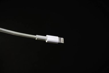 Apple siyah arkaplanlı usb kablosu