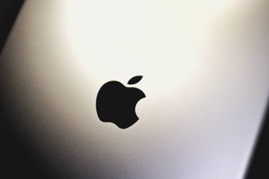 Bir ipad 'in arkasındaki elma logosunu kapat.