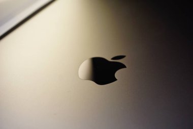 Bir ipad 'in arkasındaki elma logosunu kapat.