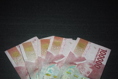 Karanlık bir geçmişi olan Endonezya Rupisi parasına yakınlaş.