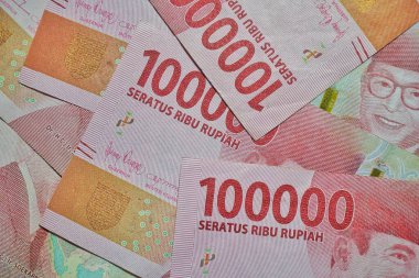 Karanlık bir geçmişi olan Endonezya Rupisi parasına yakınlaş.