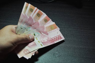 Karanlık bir geçmişi olan Endonezya Rupisi parasına yakınlaş.