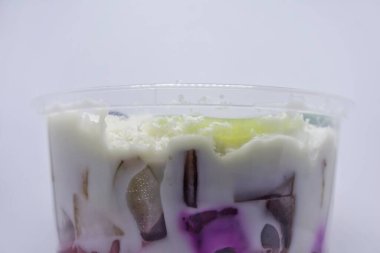 Beyaz arkaplanlı meyve mayonezi salatasını kapat..