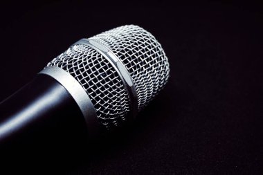 Siyah arkaplanı olan bir mikrofonu kapat.