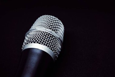 Siyah arkaplanı olan bir mikrofonu kapat.