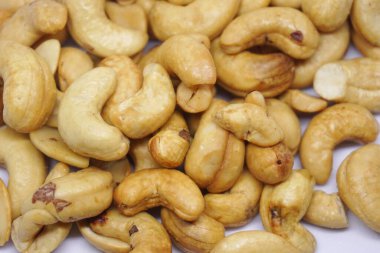 Beyaz arka planlı kaju fıstığı..