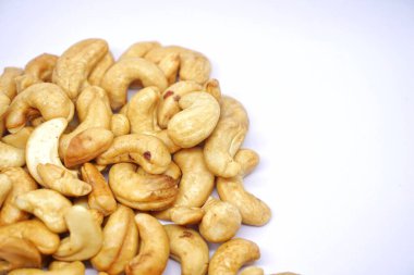 Beyaz arka planlı kaju fıstığı..