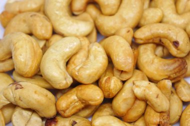 Beyaz arka planlı kaju fıstığı..