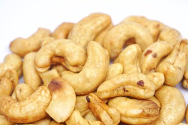 Beyaz arka planlı kaju fıstığı..