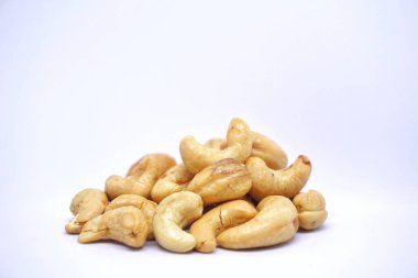Beyaz arka planlı kaju fıstığı..