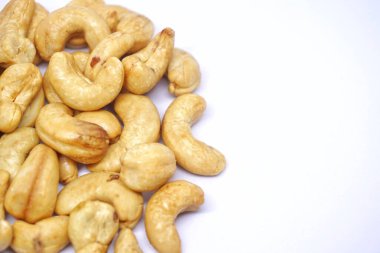 Beyaz arkaplanlı kaju fıstığını kapat..