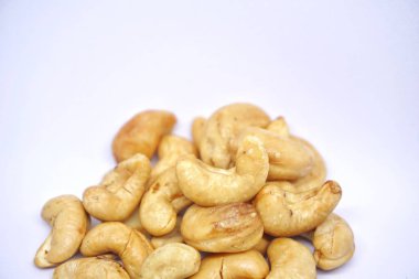 Beyaz arkaplanlı kaju fıstığını kapat..