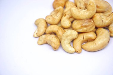 Beyaz arkaplanlı kaju fıstığını kapat..