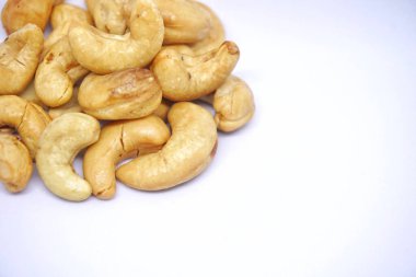 Beyaz arkaplanlı kaju fıstığını kapat..