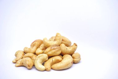 Beyaz arkaplanlı kaju fıstığını kapat..