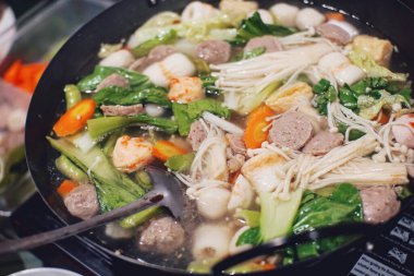 Tavada servis edilen sebze yahnisi ya da suki olarak bilinen geleneksel Japon sebze yahnisi..