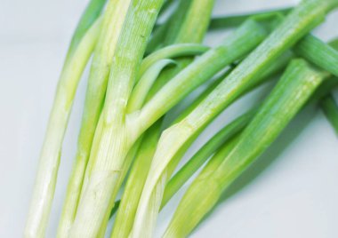 Beyaz arkaplan ile yeşil soğan.