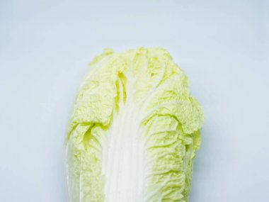 Beyaz arka planı olan Çin lahanası.