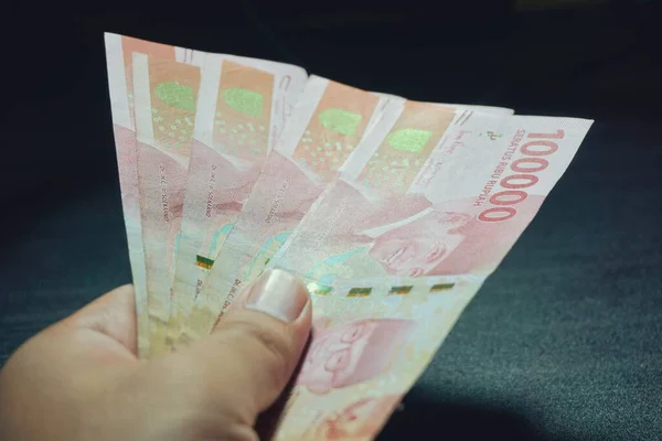 Primer Plano Del Dinero Rupia Indonesia Con Fondo Oscuro —  Fotos de Stock