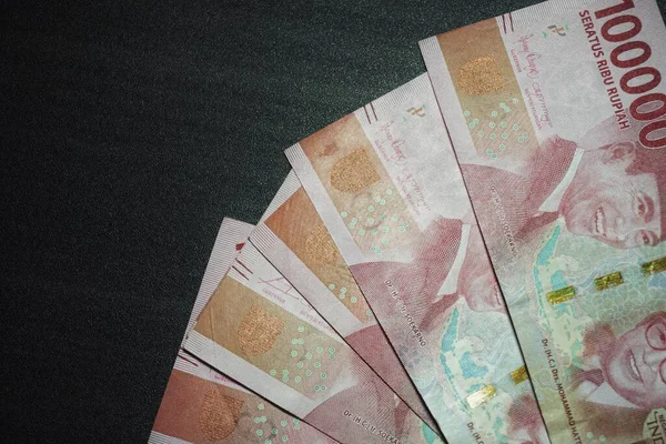 Karanlık bir geçmişi olan Endonezya Rupisi parasına yakınlaş.