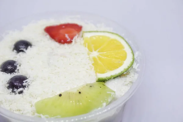 Menutup Salad Mayo Buah Dengan Latar Belakang Putih — Stok Foto