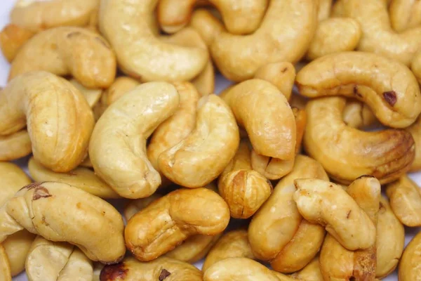 Beyaz arka planlı kaju fıstığı..