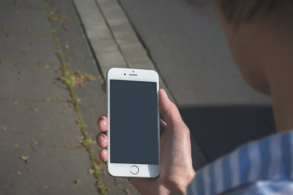 Woman uses an application — Stock Photo, Image