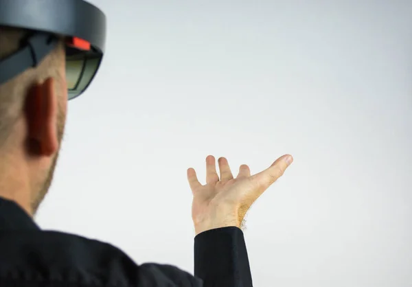 Adam Hololens tarafından karışık, artar gerçeklik hologramlar ile etkileşim