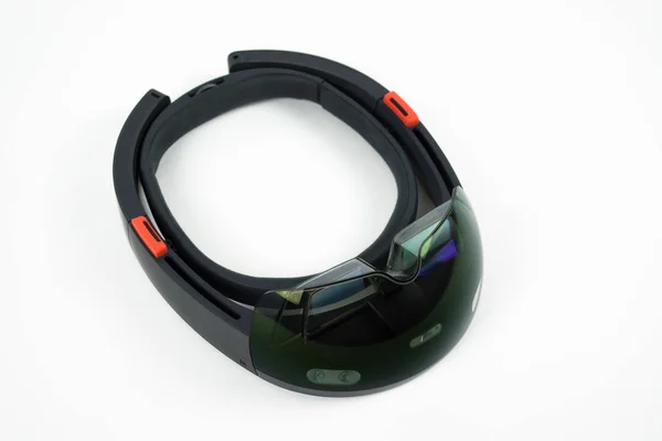 Bir Hololens artar gerçeklik aygıt bir masada bırakır. 