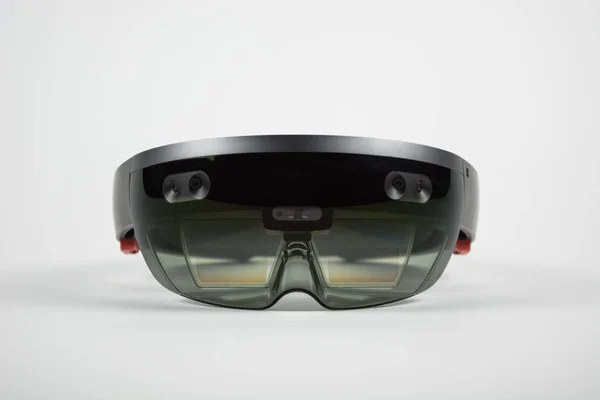 Beyaz arka plan üzerinde önden Hololens 