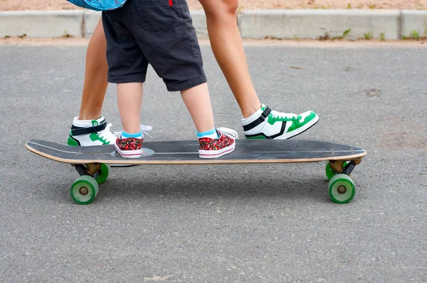 Mama Dziecko Jeżdżą Longboardem Czas Dziećmi Stopy Deskorolce Bliska Zajęcia — Zdjęcie stockowe