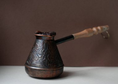 Kahve yapma süreci. Atmosferik minimalistik kahve fotografı kartonlu arka planda. Kahve tarifi. Sıcak kahve ve köpüklü klasik kahve..