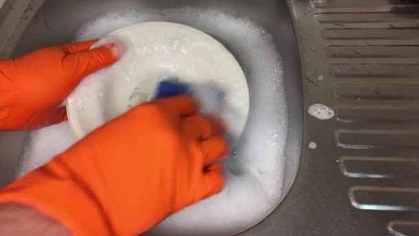 Bir adam bulaşıkları yıkar — Stok video