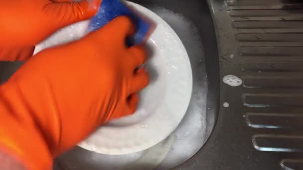 Um homem lava a louça — Vídeo de Stock
