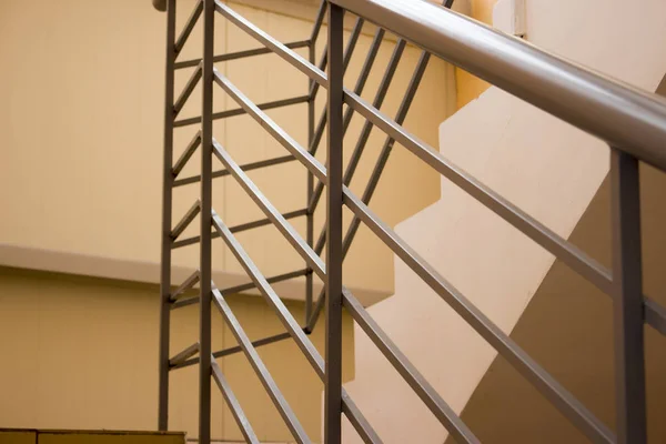 Лестницы с перилами — стоковое фото