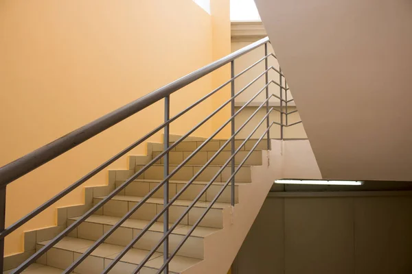 Лестницы с перилами — стоковое фото