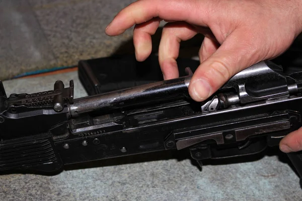卡拉什尼科夫冲锋枪的组装拆卸 — 图库照片