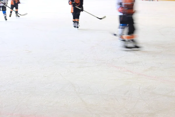 Mladí hokejisté na ledě — Stock fotografie