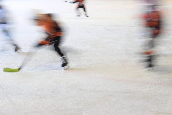 Buz üstünde genç hokey oyuncuları — Stok fotoğraf